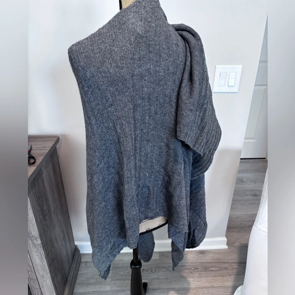 Kendall & Kylie Gray Furniture Cover Accent